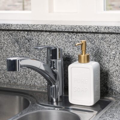 Wit met gouden dispenser voor zeep