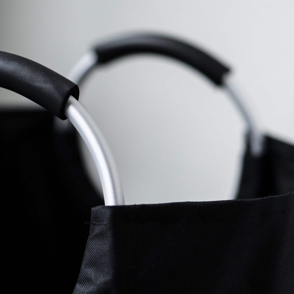 Zwarte wasbox met handvaten