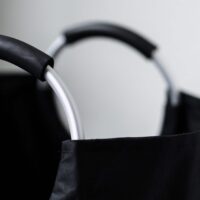 Zwarte wasbox met handvaten