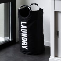 Zwarte wasmanden met laundry tekst