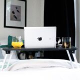 bedtafel voor ontbijt of laptop