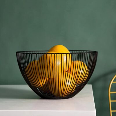 Fruitschaal van staal in het zwart