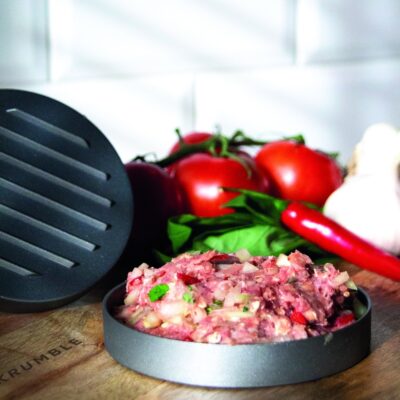 rauw vlees in hamburgerpers