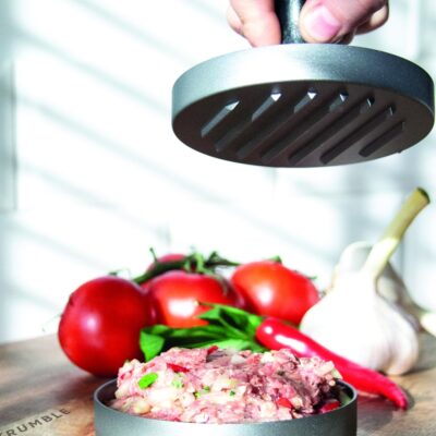 maken van hamburgers met hamburger pers