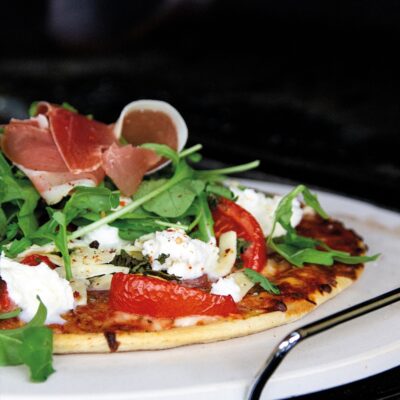 sfeer foto van pizzasteen met pizza