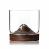 Whiskey glas met houten onderzetter