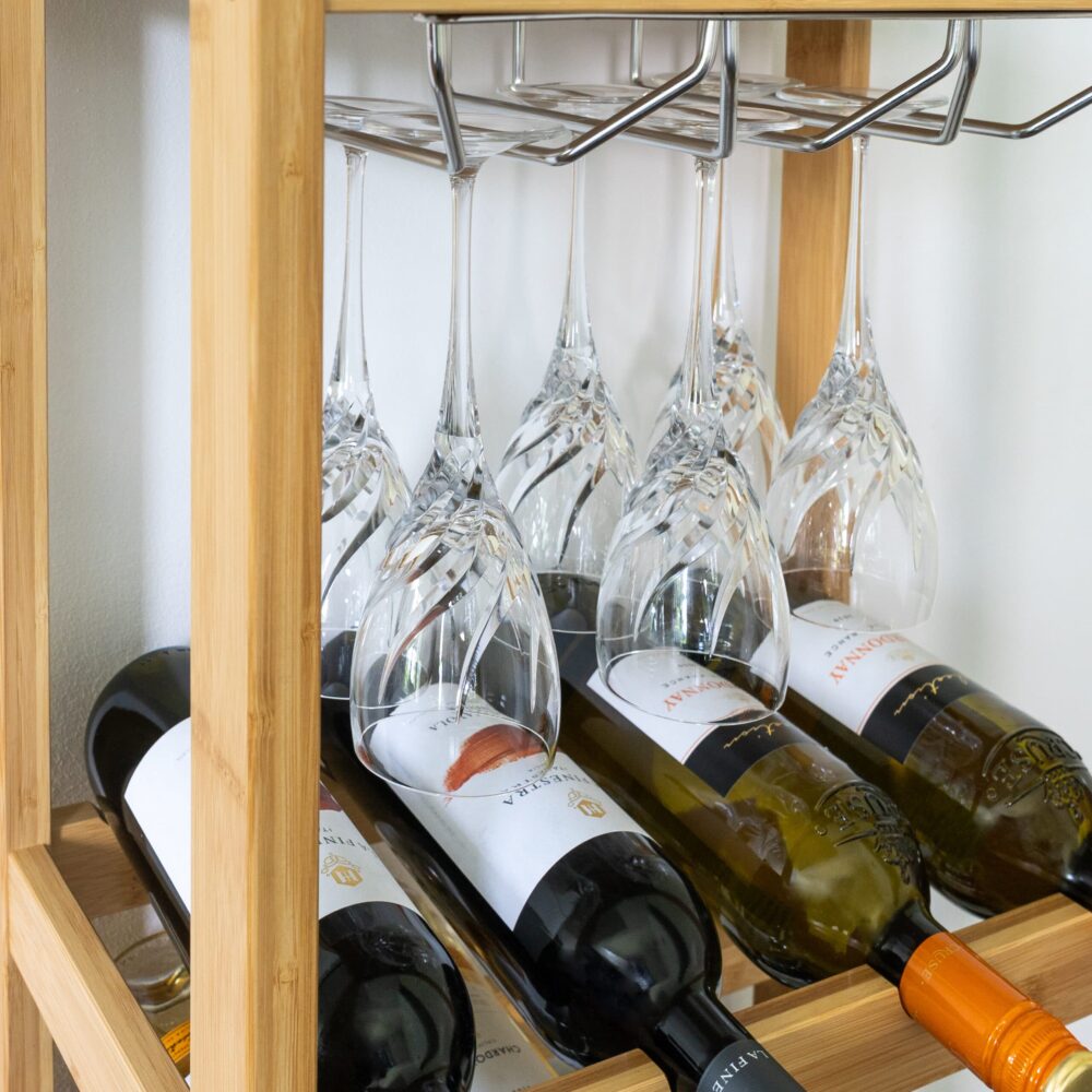 Wijnrek van hout met glazen ophangsysteem